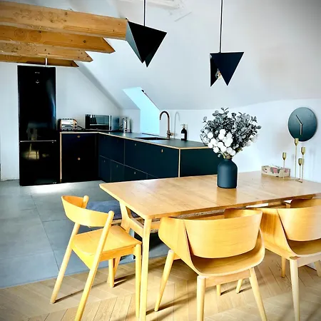 아파트 Old Town Loft - A Charming 3 Bedroom Oasis *