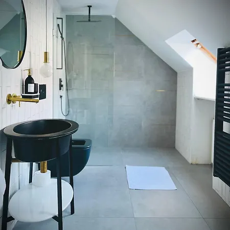 Old Town Loft - A Charming 3 Bedroom Oasis *