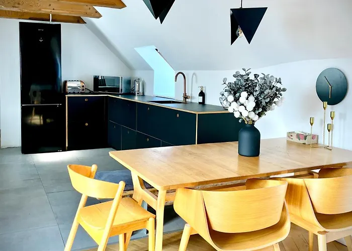 Lejlighed Old Town Loft - A Charming 3 Bedroom Oasis *