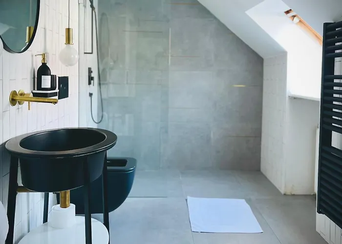 Old Town Loft - A Charming 3 Bedroom Oasis *