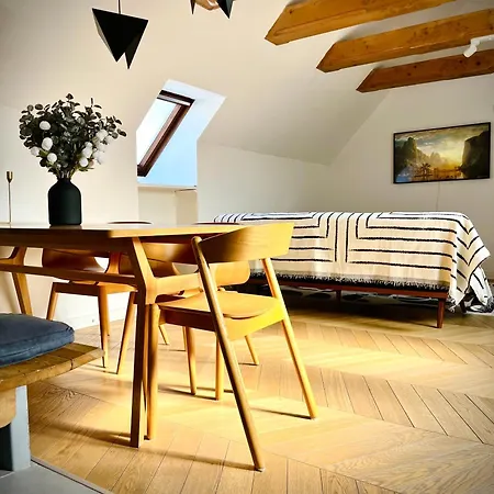 Old Town Loft - A Charming 3 Bedroom Oasis 施泰尔