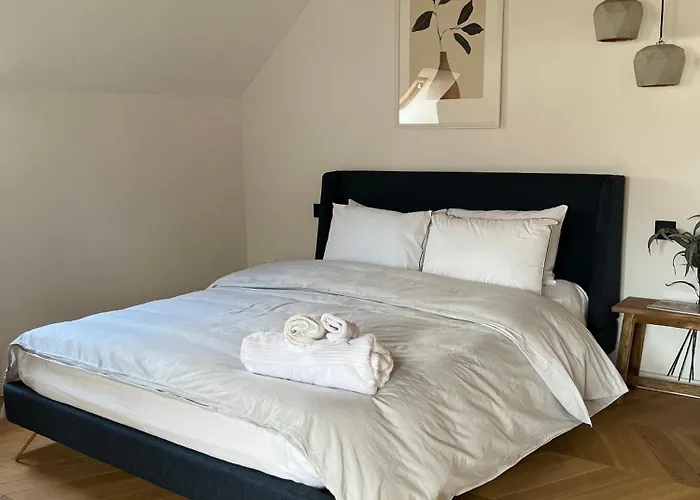 Old Town Loft - A Charming 3 Bedroom Oasis *